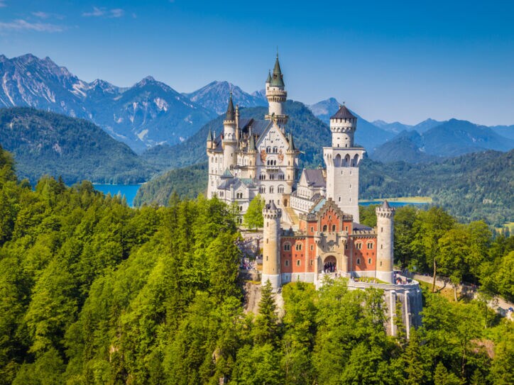 Schloss Neuschwanstein vor beeindruckender Alpenkulisse