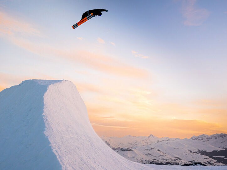 Eine Halfpipe bei Sonnenuntergang mit einem Snowboarder