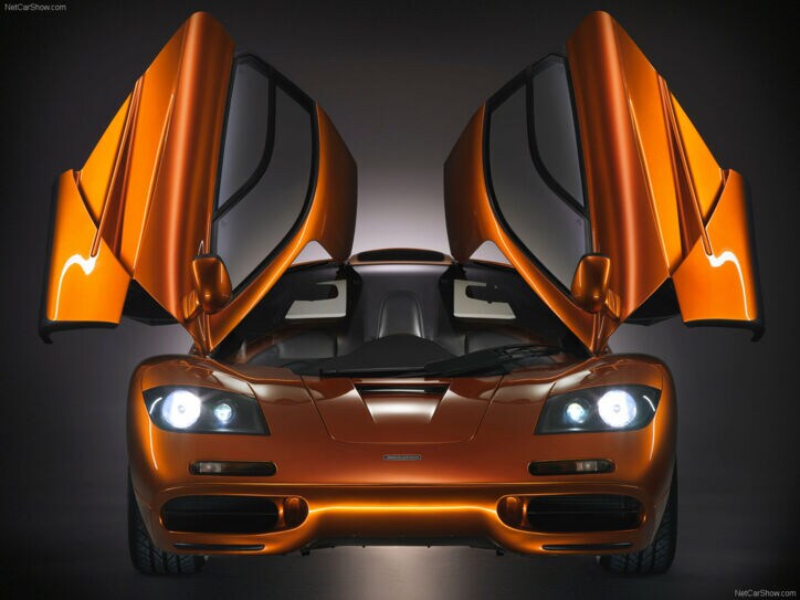 McLaren F1 mit geöffneten Flügeltüren