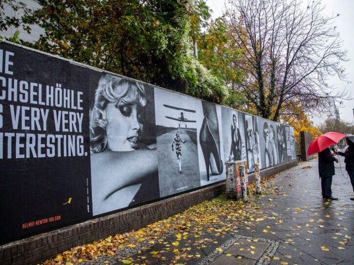 Plakate zur Ausstellung von Modefotograf Helmut Newton in Berlin