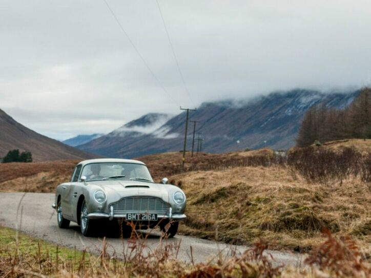 Ein Oldtimer Aston Martin DB5 von schräg vorne