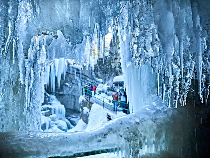 Eine Gruppe Touristen zwischen Eiszapfen.