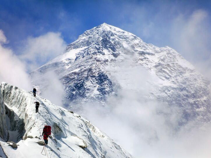 Drei Personen beim Bergsteigen am Mount Everest