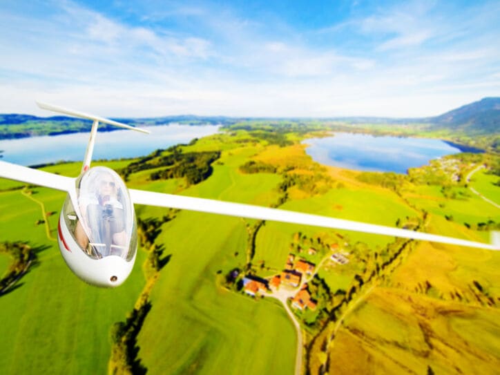 Eine junge Frau fliegt ein Segelflugzeug