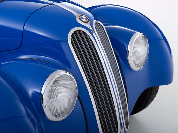 Detailaufnahme der Front eines blauen Oldtimers