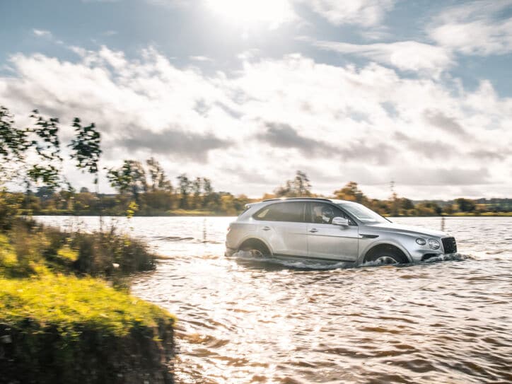 Ein SUV fährt durchs Wasser