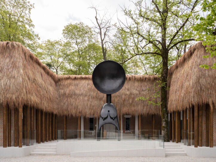 Skulptur von Simone Leigh vor dem US-Pavillon auf der Biennale 2022