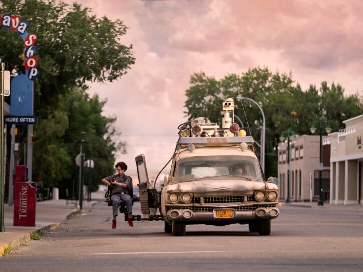 Szene aus einem Film mit einem alten ramponierten Auto auf einer Straße