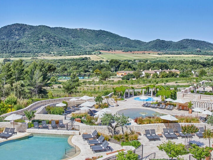 Mehrere Pools des Hotels Cap Vermell Grand Hotel.