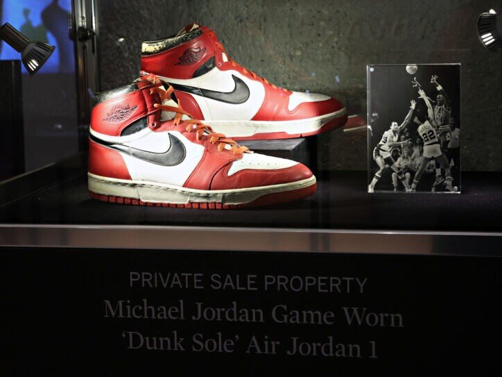 Sneaker, die von Michael Jordan in einem Basketballspiel getragen wurden und bei Sotheby’s versteigert wurden