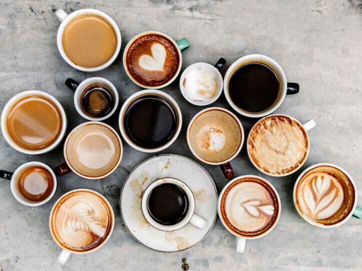 Verschiedene Kaffeespezialitäten auf einem Tisch von oben fotografiert