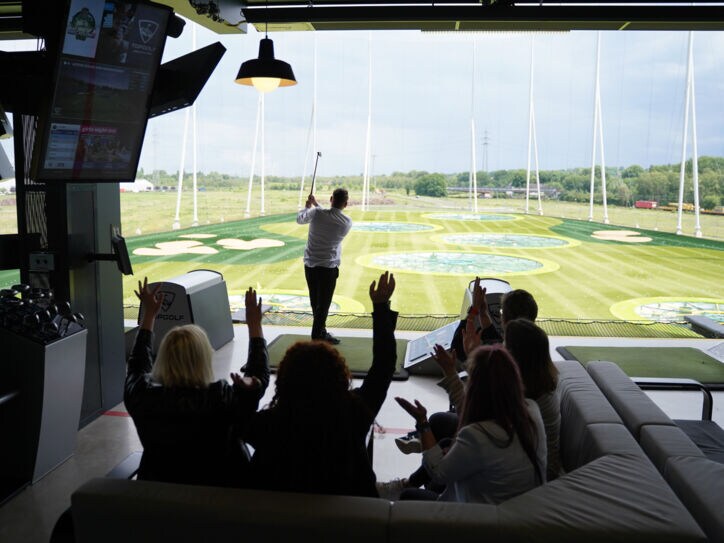 Eine Gruppe Menschen beim Golfen