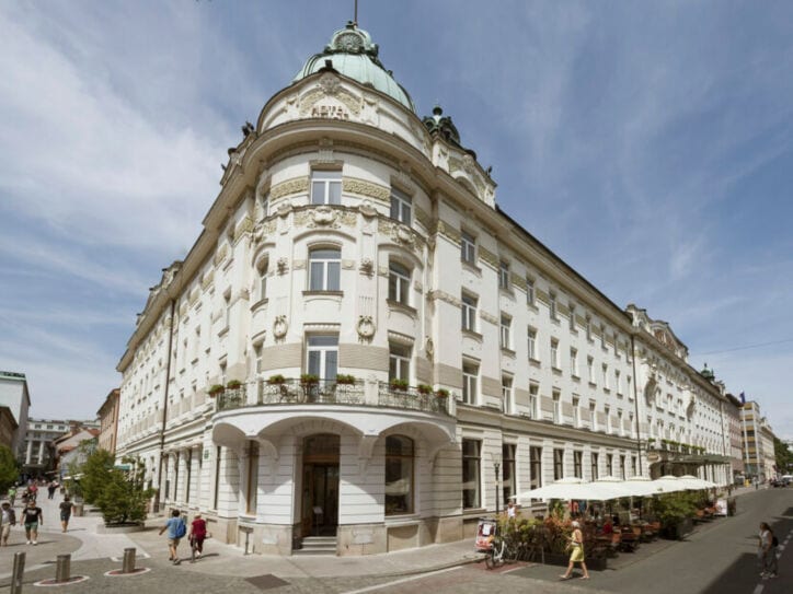 Außenansicht eines prächtigen Hotels