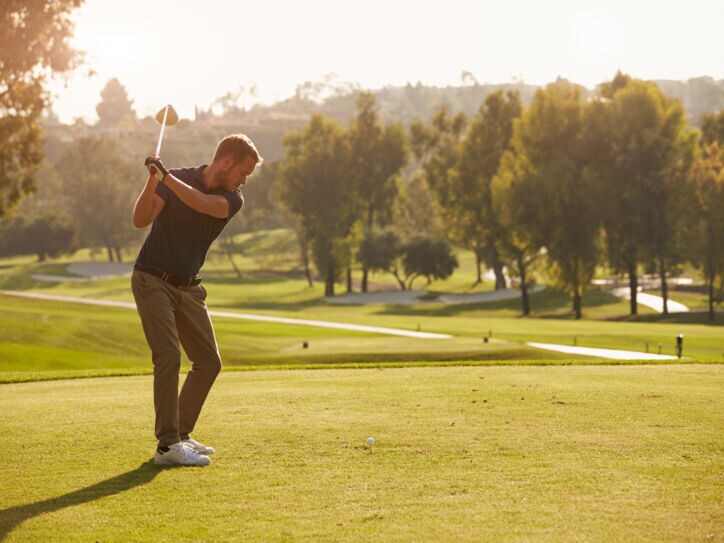 Männlicher Golfer auf einem Golfplatz