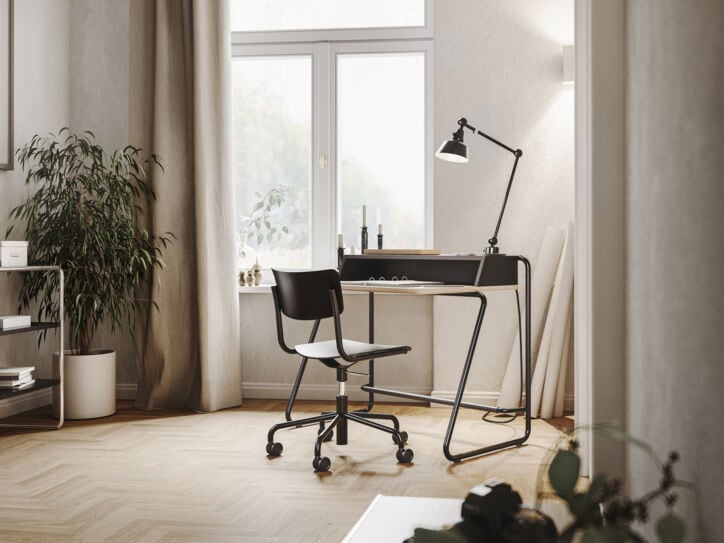 Moderner Schreibtisch mit Schreibtischstuhl auf Rollen im Thonet-Design in einem privaten Arbeitszimmer