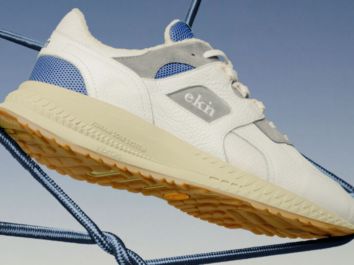 Ein weiß-blau-beiger Sneaker der Marke ekn footwear