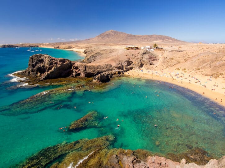 Papagayo-Strände auf Lanzarote mit Vulkangestein, Gebirgslandschaft und türkisem Wasser