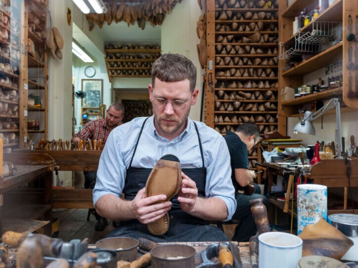 Schuhmacher der Maßschuhmacherei Klemann Shoes bei der Arbeit