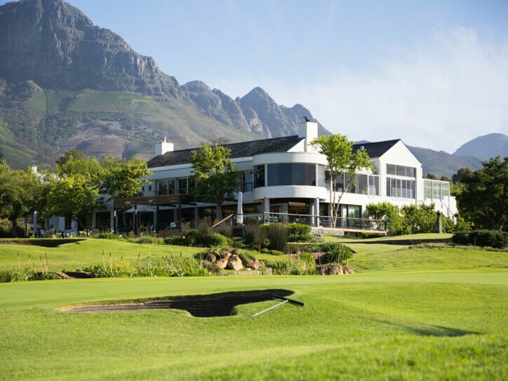 Der Erinvale Golf Club vor den Bergen von Südafrika.