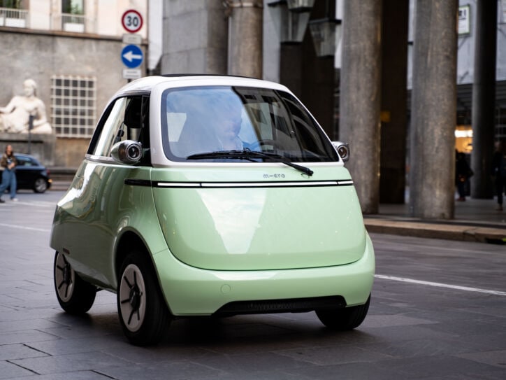 Mintfarbenes Elektrokleinfahrzeug auf einer Straße