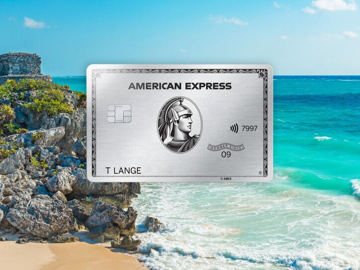 Fotomontage einer silbernen Kreditkarte von American Express vor Strandpanorama mit türkisblauem Wasser und Maya-Ruine auf einem Felsen.