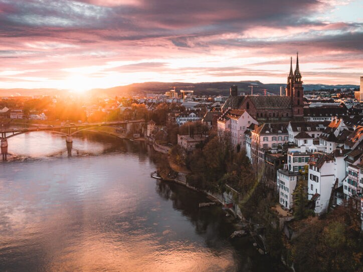 Blick über den Rhein und einen Teil von Basel in der Abendsonne.