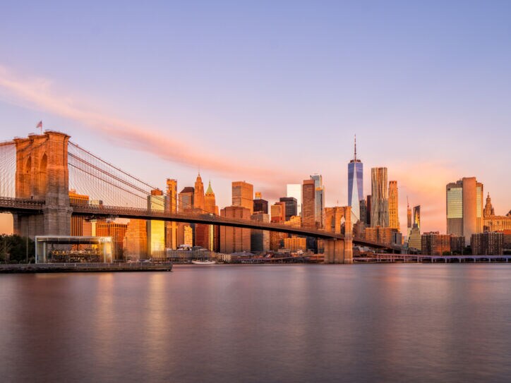 Blick auf die New Yorker Skyline mit Brooklyn Bridge bei Sonnenaufgang