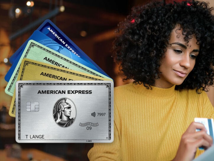 Junge Frau mit Kreditkarte in der Hand, daneben als Collage die fünf Amex Karten aus dem Vergleich.