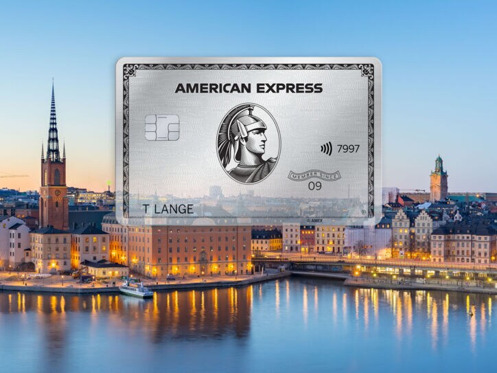 Freisteller einer Platinum Card von American Express vor der abendlich erleuchteten Skyline von Stockholm.