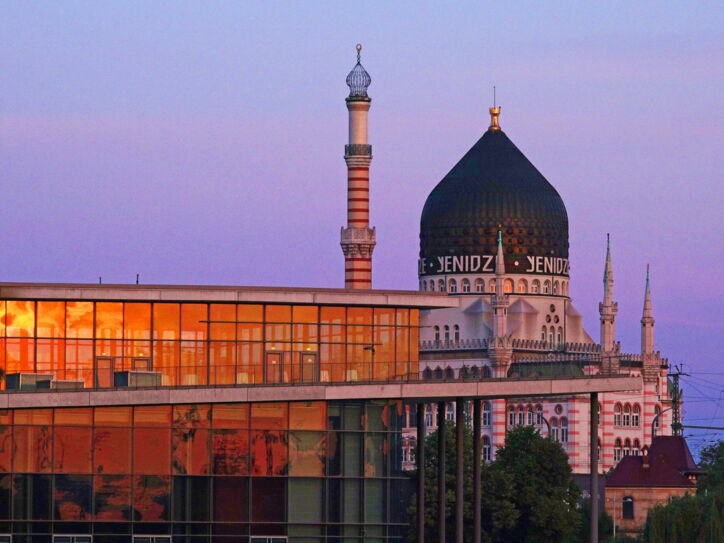 Blick auf die orientalische Architektur der ehemaligen Zigarettenfabrik Yenidze im Abendrot.