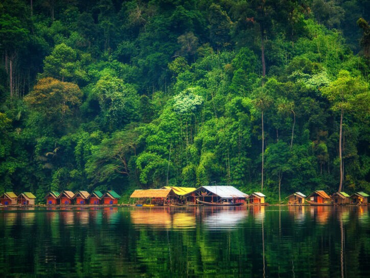 Hölzerne Floßhütten auf dem Chiao-Lan-See im Khao Sok Nationalpark