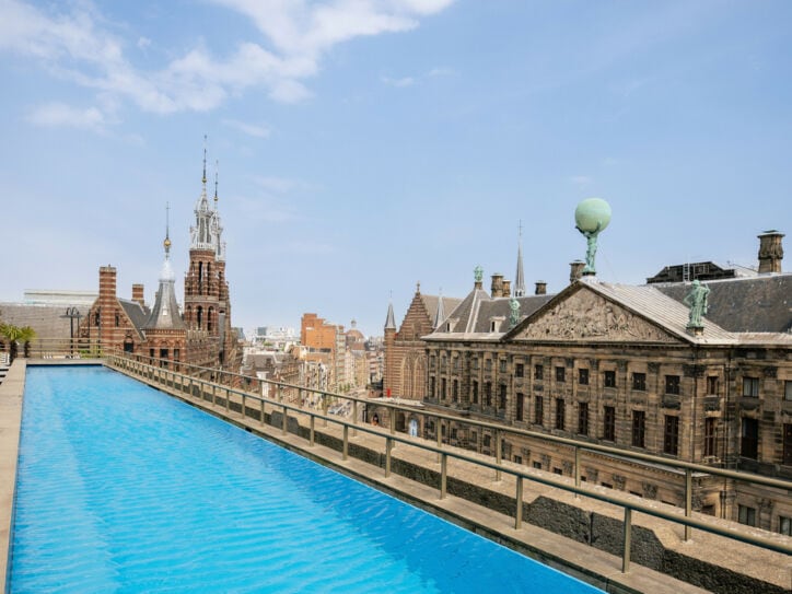 Langer Pool auf der Dachterrasse des W Amsterdam Hotels.