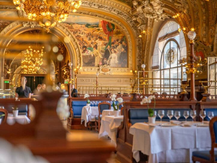 Prachtvoller Speisesaal mit goldenem Stuck sowie Wand- und Deckengemälden.