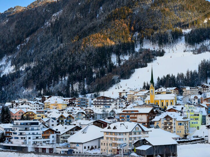 Blick auf Ischgl bei Einbruch der Dunkelheit