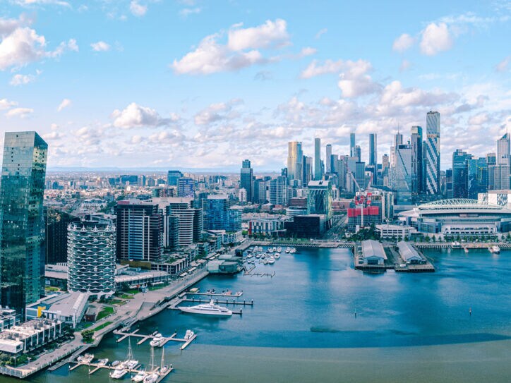 Modernes Hafenareal mit Skyline aus Hochhäusern, Luftaufnahme.