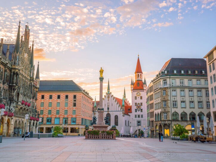 Gebäude rund um den Marienplatz in München bei Sonnenuntergang.