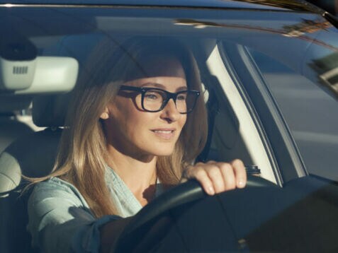 Businesswoman im Auto