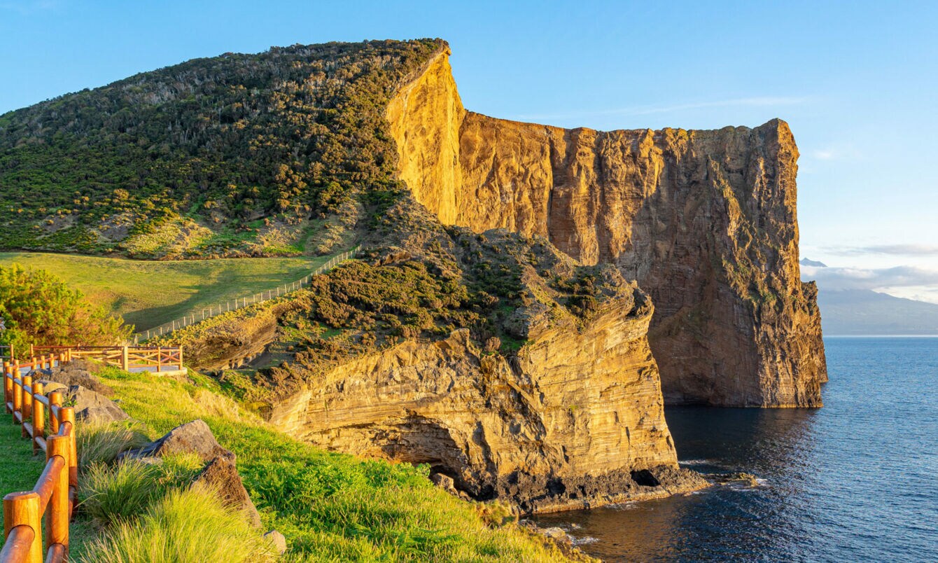 Panoramaaufnahme einer Klippe auf der portugiesischen Azoreninsel São Jorge.