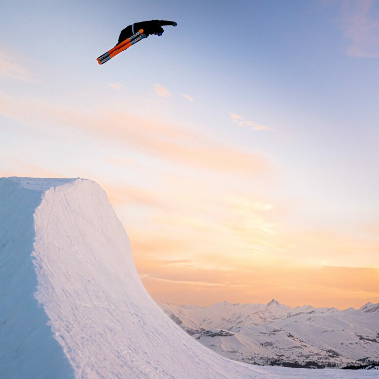 Eine Halfpipe bei Sonnenuntergang mit einem Snowboarder