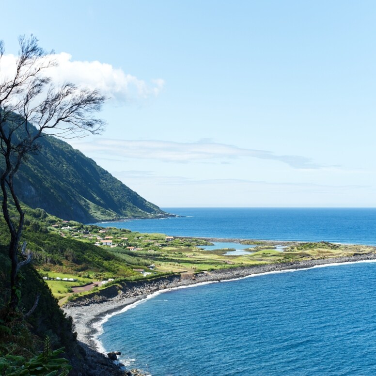 Blick auf einen Strand an der Nordküste der Insel São Jorge auf den Azoren