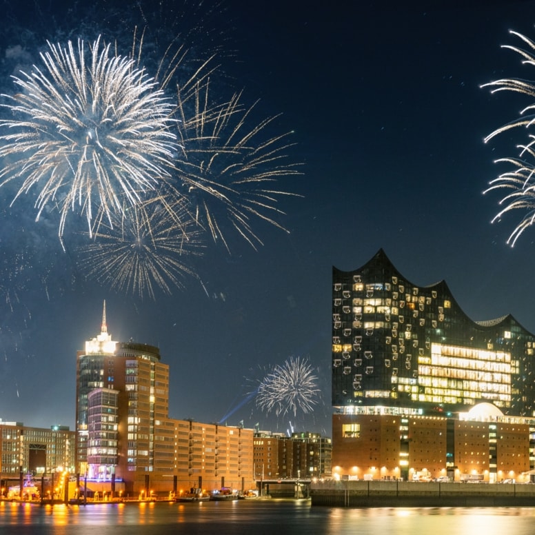 Feuerwerk über der Hamburger Skyline bei Nacht