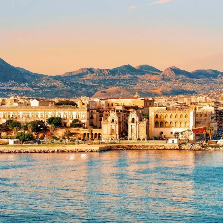 Sonnenaufgang über dem Mittelmeer mit Blick auf die Altstadt von Palermo