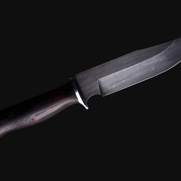 Ein Messer mit schwarzem Griff isoliert vor schwarzem Hintergrund