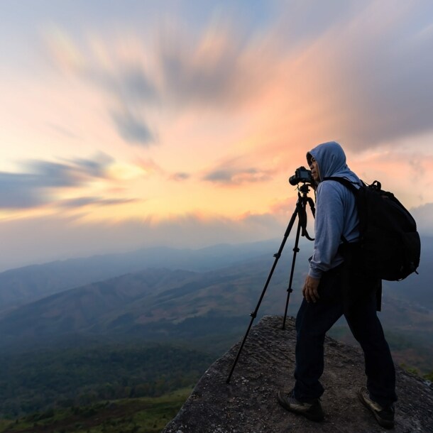 Ein Fotograf im morgendlichen Gebirge