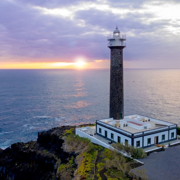 Ein schmaler und eleganter Leuchtturm aus Backsteinen direkt an der Felsküste von La Palma
