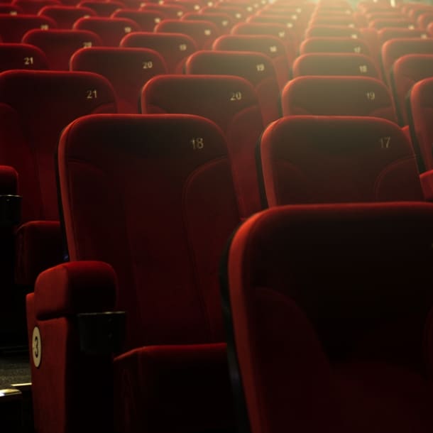 Rote Sitze in einem leeren Kino