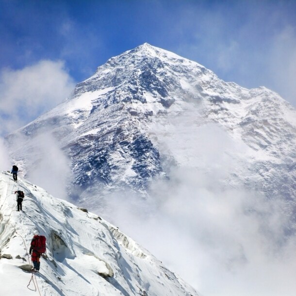 Drei Personen beim Bergsteigen am Mount Everest