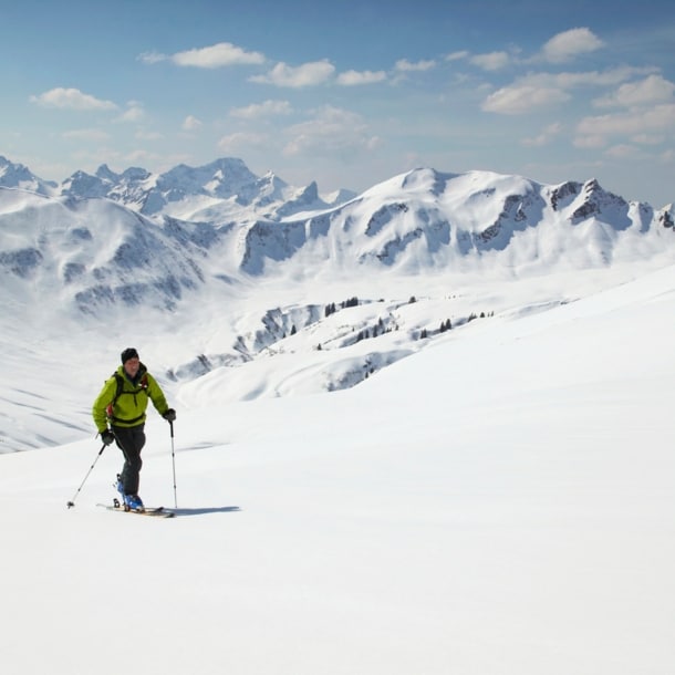 Ein Mann auf Ski in schneebedeckter Berglandschaft
