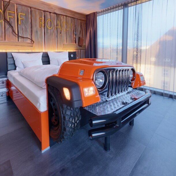 Hotelzimmer im Hotel V8 mit der Front eines Pickuptrucks als Bettende.