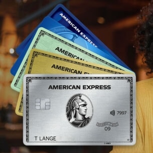 Junge Frau mit Kreditkarte in der Hand, daneben als Collage die fünf Amex Karten aus dem Vergleich.